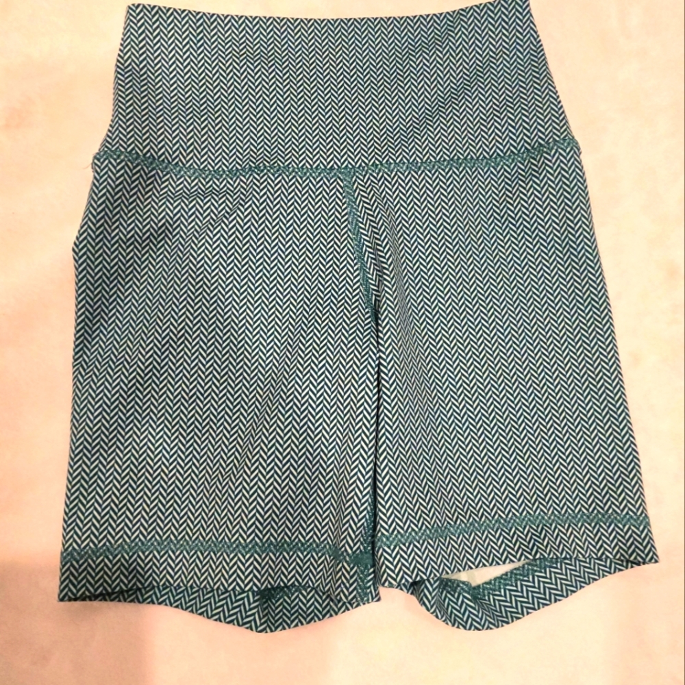 Fleo high waisted shorts size extra small, green black white herringbone